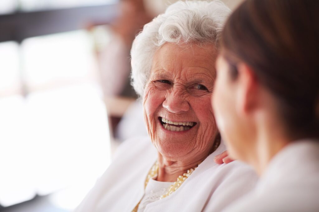 Cuidado especializado: Las enfermeras con conocimientos en geriatría están capacitadas para atender las necesidades específicas de los adultos mayores. Manejo de enfermedades crónicas: Muchos adultos mayores tienen múltiples condiciones crónicas que requieren atención especializada. Evaluación integral: Incluye valoración física, mental, funcional y social del paciente anciano.